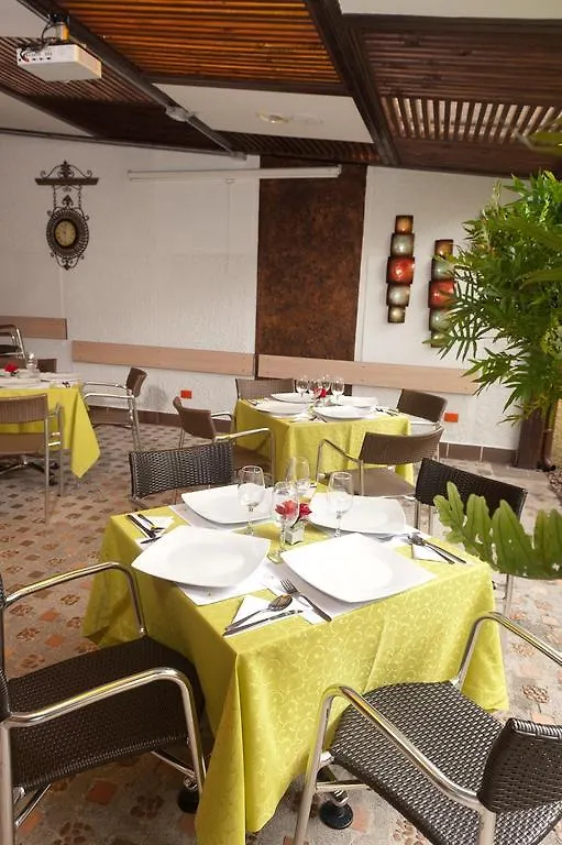 Hotel Alameda De La 10 メデジン